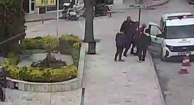 Aracından inip polis otosunun önüne geldi, hayatını Heimlich manevrasıyla polisler kurtardı