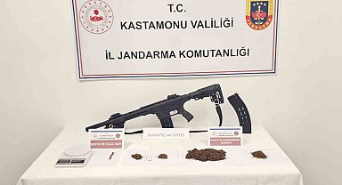 Araçta binlerce sentetik ecza hapla yakalanan sanıklardan biri tahliye edildi