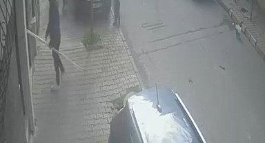 Arnavutköy'de dehşet anları: Çocuklara saldırdı, bina sakinlerine bıçak çekti