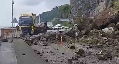 Artvin'de Sarp Sınır Kapısı yolunda heyelan