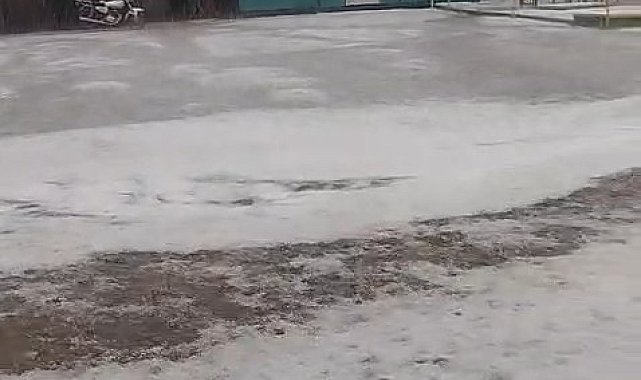 Ayvacık'ta dolu yağışı yolları beyaza bürüdü
