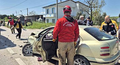 Balıkesir'de otomobiller çarpıştı: 3'ü ağır 6 yaralı
