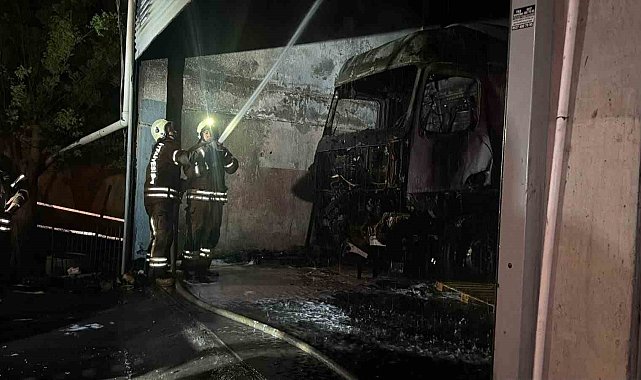 Başakşehir'de tamirhanedeki tırda yangın çıktı