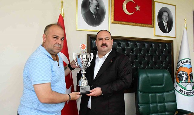 Başkan Hamamcı'ya şampiyonluk kupası ile takım oyuncularının imzaladığı formayı takdim etti