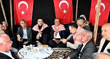 Başkan Uysal, yörüklerle bir araya geldi tuluk başına geçip keşkek dövdü