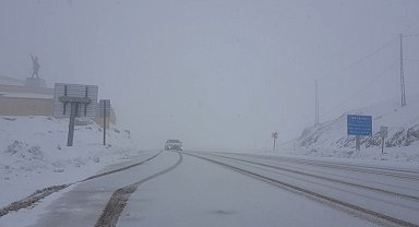 Bayburt-Erzurum kara yolunda mayıs ayında kar yağışı