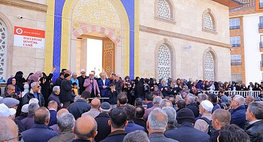 Bayburt'ta hacı adayları dualarla kutsal topraklara uğurlandı