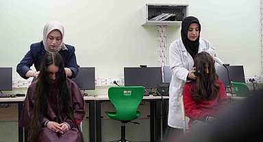 Bayburt'ta meslek öğrenen eller küçük öğrenciler için makas tuttu