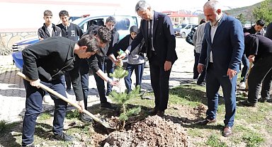 Bayburt'ta öğrenciler fidanları toprakla buluşturdu