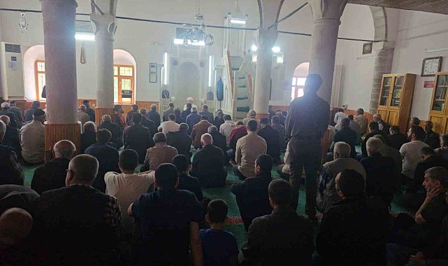 Bayramın üçüncü gününde, vatandaşlar cuma namazında camileri doldurdu