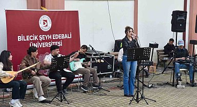 Bilecik'te öğrenciler kampüs konseriyle unutulmaz anlar yaşadı