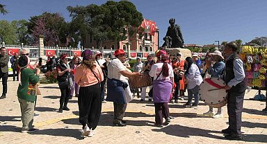 Binlerce turist Edirne'ye akın etti, Selimiye Meydanı doldu taştı: Esnaf bayram etti