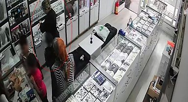 Birini satın aldı, diğerini çaldı: O anlar kamerada