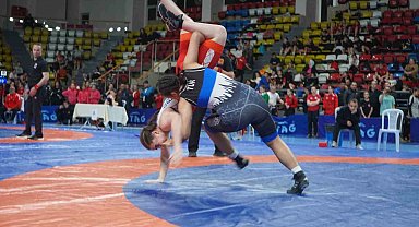 Bolu'da 40 ilden 500 sporcunun katıldığı Okul Sporları Yıldızlar Güreş Türkiye Şampiyonası başladı