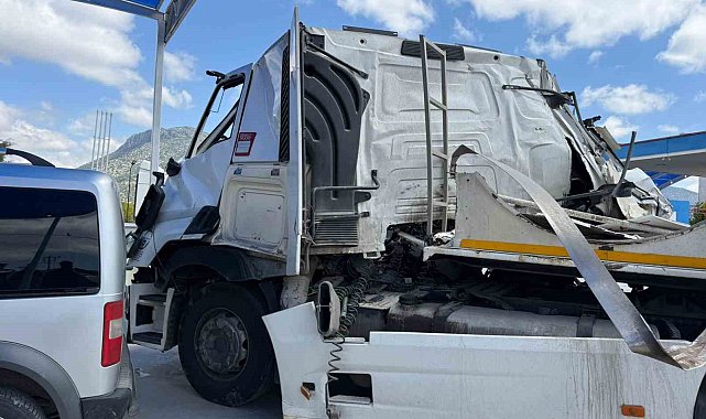 Burdur'da tır, kamyona çarptı: 1 yaralı