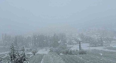 Burdur'un yüksek kesimlerine kar yağdı