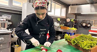 Burhaniye'de fakülte bahçesinde yetişen sebzeler hasat edildi