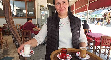 Burhaniye'de kahvehanelerde çay yerine süt içiliyor