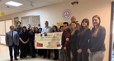 Burhaniye'de Polonya'dan dönen öğrenciler Milli Eğitim Müdürünü ziyaret etti