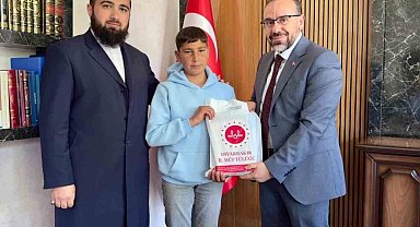 Cami inşaatına kumbarasını bağışlayan genç ödüllendirildi