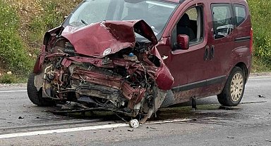 Çanakkale'de iki otomobil çarpıştı: 4 kişi yaralandı