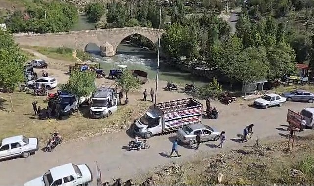 Çermik'te tarihi köprü yanında hayvan pazarı kuruldu