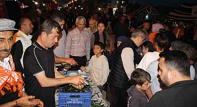 Çocukluğunda yediği salatalığı unutamayan muhtar 1 ton salatalık dağıttı