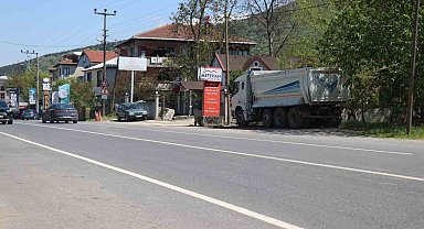 Çöp kamyonu altında kalan kadın hayatını kaybetti