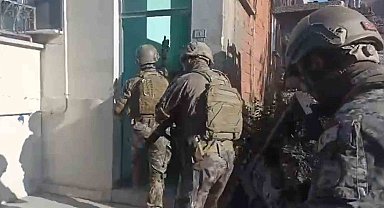 Çoraplara ve sakız kutularına sakladıkları uyuşturucuyu ekipler buldu