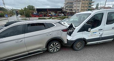 Çorum'da 3 araç çarpıştı: 2 yaralı