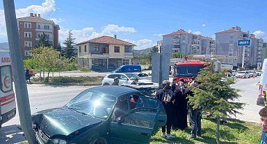 Çorum'da otomobil ile cip çarpıştı: 2 yaralı