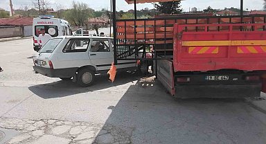 Çorum'da otomobil ile kamyon çarpıştı: 1 yaralı