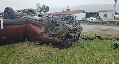 D100'da refüje çarpan cip yatakla attı: 4 yaralı