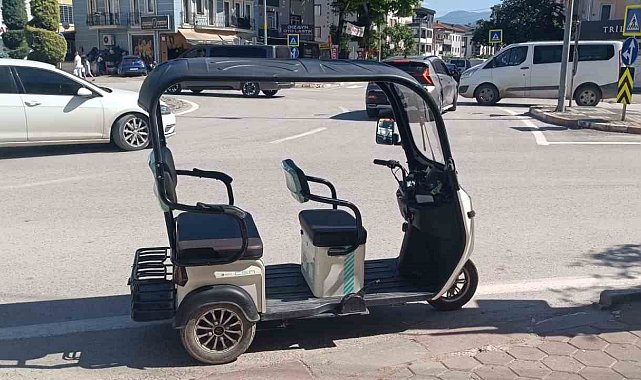 Devrilen elektrikli motosikletteki 3 kişi yaralandı