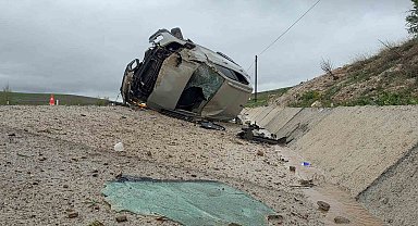 Devrilen otomobilde biri bebek 3 kişi yaralandı
