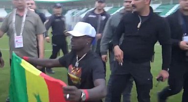 Diagne'ye bayrak müdahalesi: Senegal bayrağı yanlış anlaşıldı
