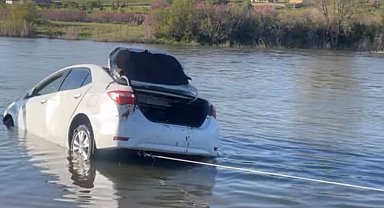 Direksiyon hakimiyetini kaybeden otomobil suya düştü