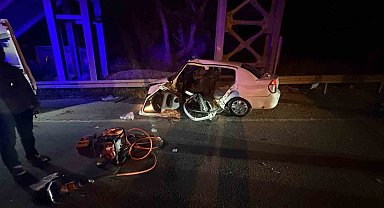 Dönüş yapmak isteyen otomobile hafif ticari aracın ok gibi saplandığı kaza kamerada