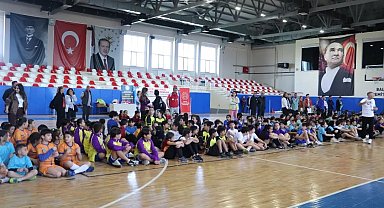 Edremit'te 8 bin öğrenci geleneksel oyunlar için sahaya indi