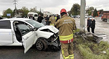 EDS tabelasına çarpan otomobilin sürücüsünü itfaiye kurtardı