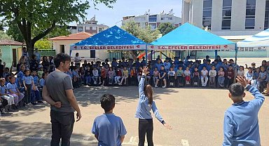 Efeler'in sanatçıları çocuklar için sahneye çıktı