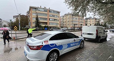 Ehliyeti iptal edilen sürücü yaşlı kadına çarptı