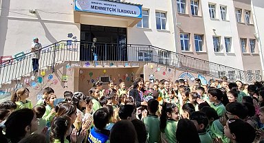 Emekli olan Güldane öğretmen öğrencilerine alkışlarla veda etti
