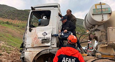 Eruh'ta beton mikseri kaza yaptı, sıkışan sürücüyü ekipler kurtardı