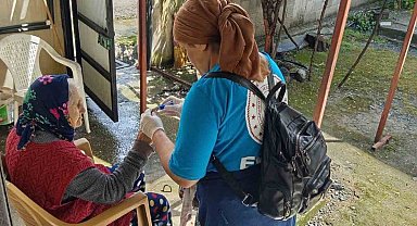 Erzin'de yaşlı vatandaşların evinde vefa temizliği gerçekleştiriliyor