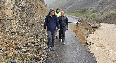 Erzincan Kemaliye'de sel hasarı: Yol çift yönlü kapatıldı
