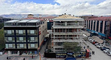 Erzincan'da çatıda tehlikeli çalışma kameraya yansıdı