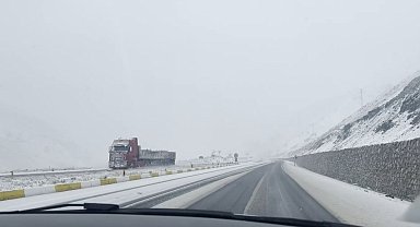 Erzincan'ın yüksek kesimlerinde kar yağışı etkili oldu