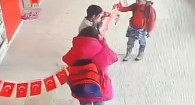 Erzurum'dan yürekleri ısıtan görüntüler: Minikler yere düşen bayrağı asmak için seferber oldular