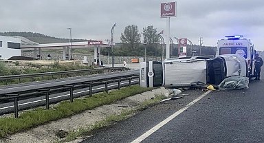 Eskişehir'de ıslak yolda kontrolden çıkan araç yan yattı: 4 yaralı
